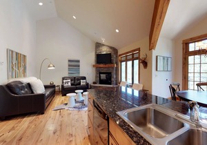 Beautifully updated Big Sky chalet with hot tub, deck & free WiFi