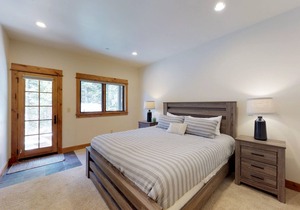 Beautifully updated Big Sky chalet with hot tub, deck & free WiFi