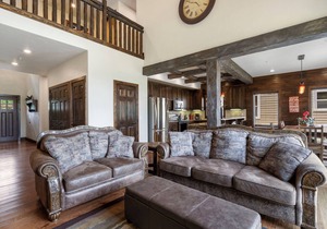 Best Family Friendly Getaway! Luxury Lakefront Villa Dock, Pools, Free Resort Amenities