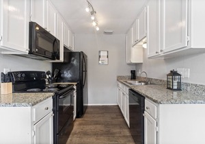 ⍟Best Located Apt By AT&T⍟Comfy Beds⍟Awesome Hosts