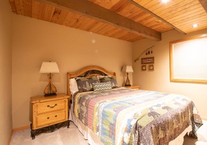 BEST LOCATION! 10 SHARC Pass /AC / WIFI / HUGE Kid Bunk Room / Hot Tub / Bikes