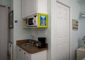 Bimini suite-3 bedroom 3 bath, a block off Duval St w/pool, parking