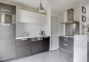 Biscarrosse Beach: Modern 2-BR Apt, Near Center, Walk to Ocean, Parking, Terrace