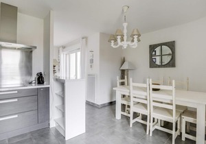 Biscarrosse Beach: Modern 2-BR Apt, Near Center, Walk to Ocean, Parking, Terrace