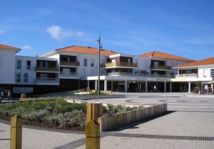 Biscarrosse Beach: Modern 2-BR Apt, Near Center, Walk to Ocean, Parking, Terrace