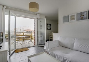 Biscarrosse Beach: Modern 2-BR Apt, Near Center, Walk to Ocean, Parking, Terrace