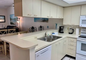 BK-near Beaches and IMG, Pool, Tennis, Pickleball, Shorewalk condo 2 Bedroom/2 Bath lake view