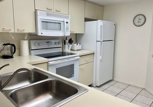 BK-near Beaches and IMG, Pool, Tennis, Pickleball, Shorewalk condo 2 Bedroom/2 Bath lake view