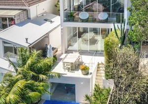 Bondi Beach Celebrity 4 bdrm luxury home 300m to beach with Coastal Views