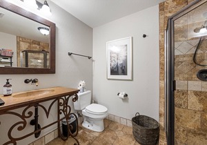 Boutique Retreat: Private Suite with Pool & Outdoor Games Surrounded by Nature