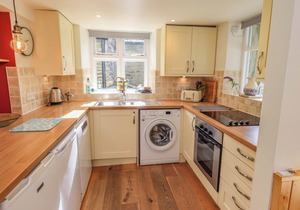 BOXWOOD COTTAGE, pet friendly, with open fire in Troutbeck