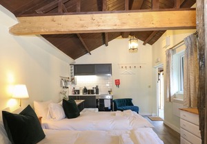 BREW - NO. 3, pet friendly, with a garden in Goring-On-Thames