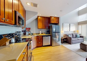 Bright Belltown condo with pool, rooftop deck, & balcony - walkable local