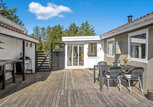 Bright, cozy cottage with winter garden in great nature.