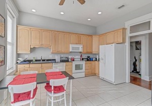 Bright & spacious apt - very pet friendly!