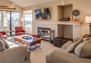 Bright townhouse-style condo with pools, hot tub, & sandy beach access