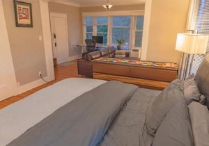 Bright vintage Apt in the heart of Seattle