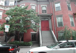 Brownstone spacious apartment in Tourist area