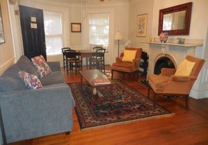 Brownstone spacious apartment in Tourist area