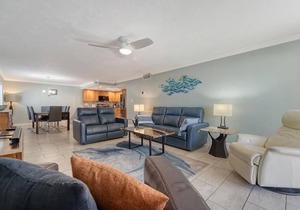 Buttonwood 417 - 3 Bedroom Condo with Private Beach with lounge chairs & umbrella provided, 2 Poo.