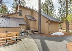 Cabin with Eight SHARC Passes, Access to Shared Pools, Hot Tub & Other Amenities