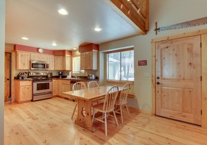 Cabin with fireplace in a great location - SHARC passes included