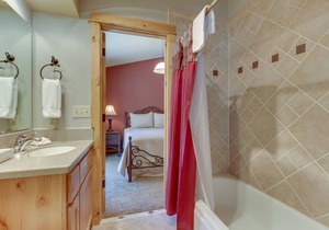 Cabin with fireplace in a great location - SHARC passes included