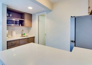 Castle 835 Oceanview Studio w/Free parking, pool, gym, tennis, bars, and more!