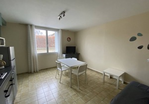 Central 1BR Apartment with Wi-Fi and Laundry, Near Shops & Thermal Baths
