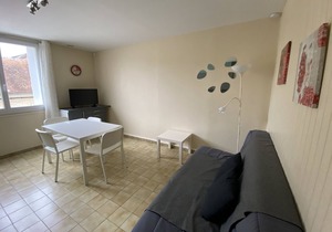 Central 1BR Apartment with Wi-Fi and Laundry, Near Shops & Thermal Baths