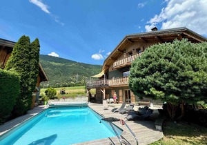 Chalet du chat - sleeps 10, fireplace, jacuzzi, pool, parking