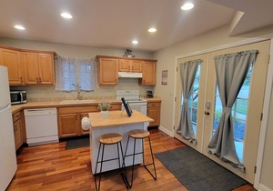 Chalet Haus. 5 min from the Ark Encounter. Room for 10 with gameroom and deck.