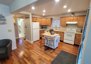 Chalet Haus. 5 min from the Ark Encounter. Room for 10 with gameroom and deck.