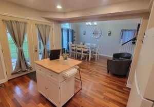 Chalet Haus. 5 min from the Ark Encounter. Room for 10 with gameroom and deck.