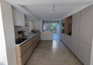 Character villa, air-conditioned, large swimming pool, garage, near beaches