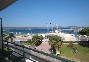 Charmant T2 cabine 40m², centre-ville, balcon, clim, ascenseur, à Cavalaire-sur-Mer - FR-1-100-224