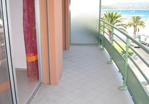 Charmant T2 cabine 40m², centre-ville, balcon, clim, ascenseur, à Cavalaire-sur-Mer - FR-1-100-224
