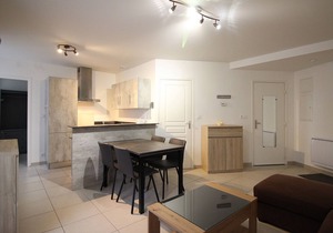 Charming 2-Bedroom Apartment, 50m from Thermal Baths, Sleeps 6, Modern Amenities, Special Rates