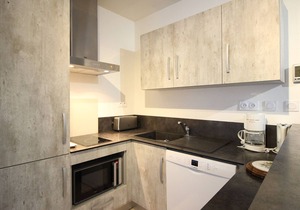 Charming 2-Bedroom Apartment, 50m from Thermal Baths, Sleeps 6, Modern Amenities, Special Rates