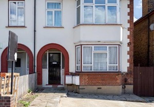 Charming 3-Bed Apartment in Romford