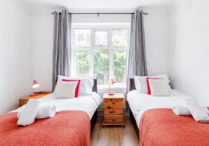 Charming 3-Bed Apartment in Romford