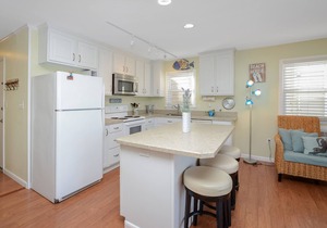 Charming 3BR 2BA Unit, Close to the Beach, Great Restaurants and Shopping!