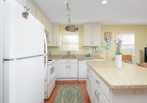 Charming 3BR 2BA Unit, Close to the Beach, Great Restaurants and Shopping!