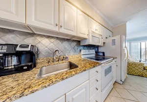 Charming Beach Condo w/Free WiFi, a Full Kitchen, Balcony, & a Shared Pool