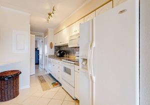 Charming Beach Condo w/Free WiFi, a Full Kitchen, Balcony, & a Shared Pool