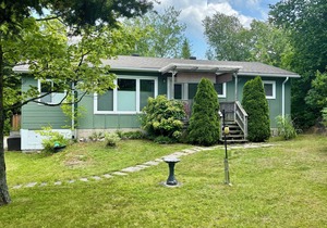 Charming Charal Greenhouse Cottage – Sauble Beach Stay Minutes from Sand & Shops