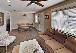 Charming coastal cottage w. great amenities, close to beach