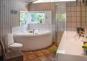 Charming cottage with large dining/kitchen area with underfloor heating and a bright living room wit