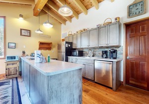 Charming Home, Dual Master Suites, Balcony, Quiet Forest Setting. Near Trails