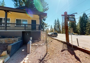 Charming hotel with lakeview, golf, skiing, WiFi, & Netflix